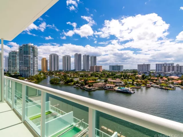 3-bedroom condo for rent in Sunny Isles Beach - 400 Sunny Isles Blvd 1019 - MondialRealty