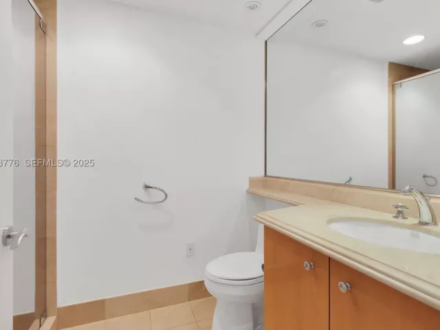 3-bedroom condo for sale in Sunny Isles Beach - 17875 Collins Ave 905 - MondialRealty