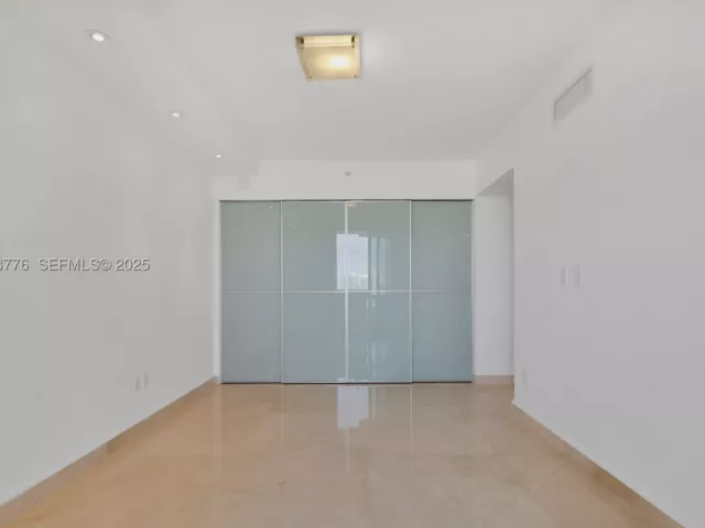 3-bedroom condo for sale in Sunny Isles Beach - 17875 Collins Ave 905 - MondialRealty