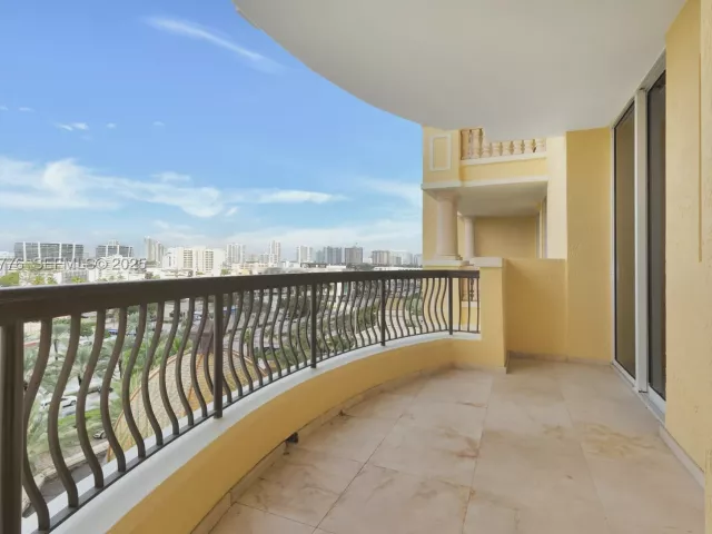 3-bedroom condo for sale in Sunny Isles Beach - 17875 Collins Ave 905 - MondialRealty