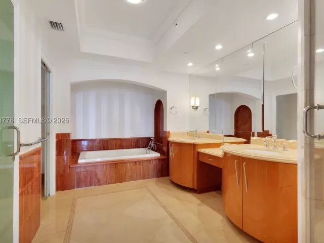 3-bedroom condo for sale in Sunny Isles Beach - 17875 Collins Ave 905 - MondialRealty