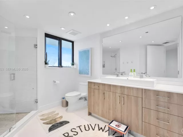 4-bedroom condo for sale in Aventura - 19500 Turnberry Way 7D - MondialRealty