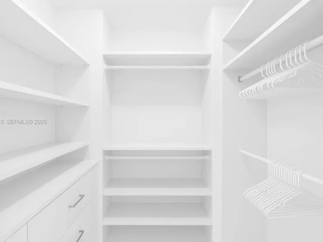 4-bedroom condo for sale in Aventura - 19500 Turnberry Way 7D - MondialRealty