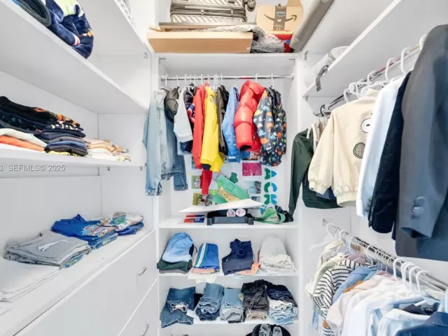 4-bedroom condo for sale in Aventura - 19500 Turnberry Way 7D - MondialRealty