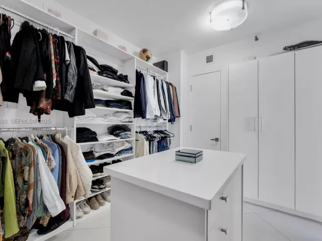 4-bedroom condo for sale in Aventura - 19500 Turnberry Way 7D - MondialRealty