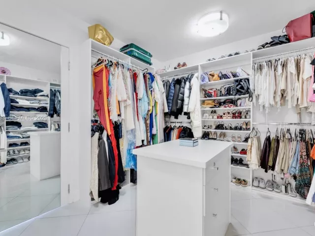 4-bedroom condo for sale in Aventura - 19500 Turnberry Way 7D - MondialRealty