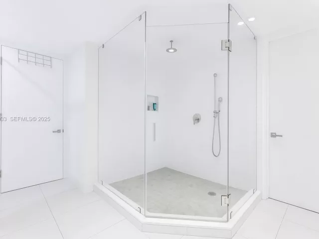 4-bedroom condo for sale in Aventura - 19500 Turnberry Way 7D - MondialRealty