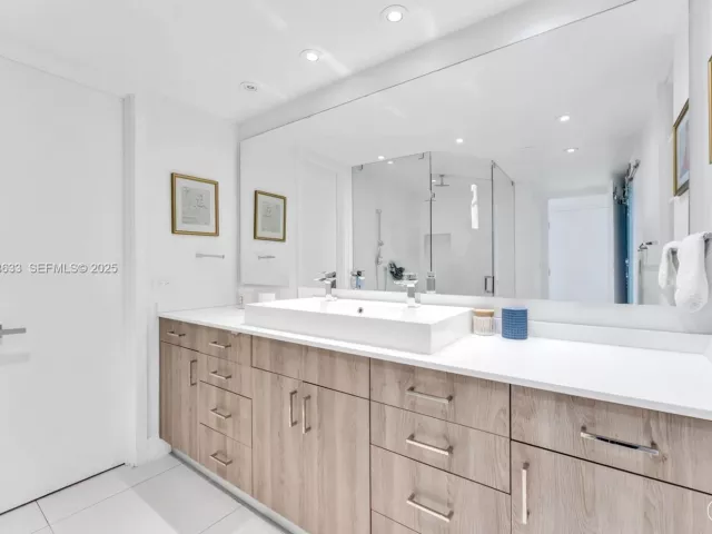 4-bedroom condo for sale in Aventura - 19500 Turnberry Way 7D - MondialRealty