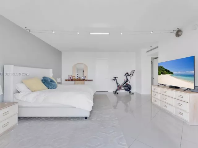 4-bedroom condo for sale in Aventura - 19500 Turnberry Way 7D - MondialRealty