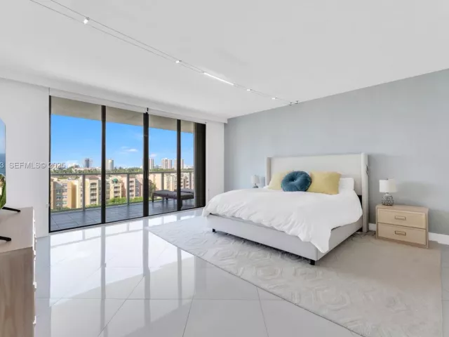 4-bedroom condo for sale in Aventura - 19500 Turnberry Way 7D - MondialRealty