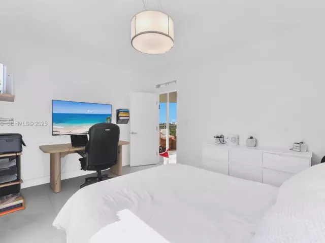 4-bedroom condo for sale in Aventura - 19500 Turnberry Way 7D - MondialRealty