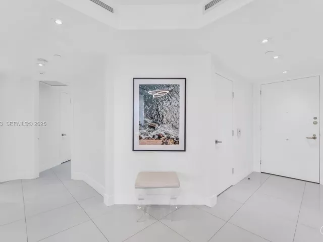 4-bedroom condo for sale in Aventura - 19500 Turnberry Way 7D - MondialRealty