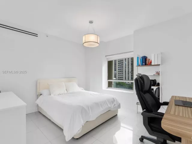 4-bedroom condo for sale in Aventura - 19500 Turnberry Way 7D - MondialRealty