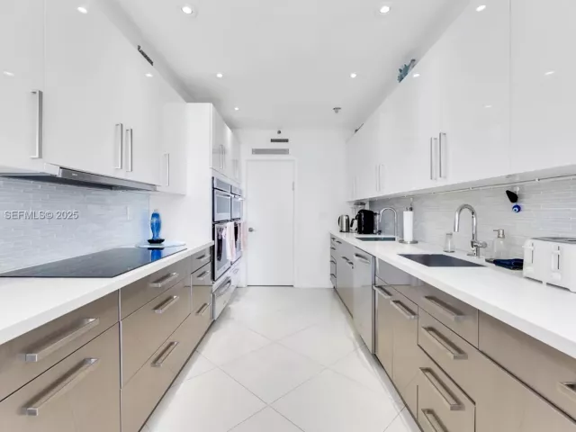 4-bedroom condo for sale in Aventura - 19500 Turnberry Way 7D - MondialRealty