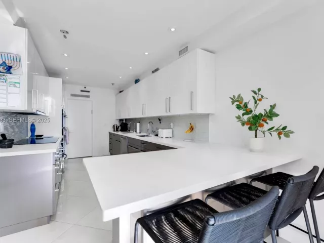 4-bedroom condo for sale in Aventura - 19500 Turnberry Way 7D - MondialRealty