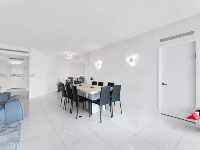 4-bedroom condo for sale in Aventura - 19500 Turnberry Way 7D - MondialRealty