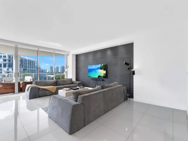4-bedroom condo for sale in Aventura - 19500 Turnberry Way 7D - MondialRealty