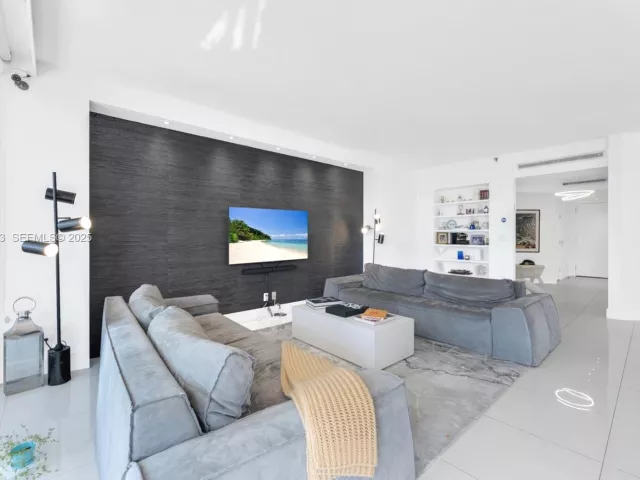 4-bedroom condo for sale in Aventura - 19500 Turnberry Way 7D - MondialRealty