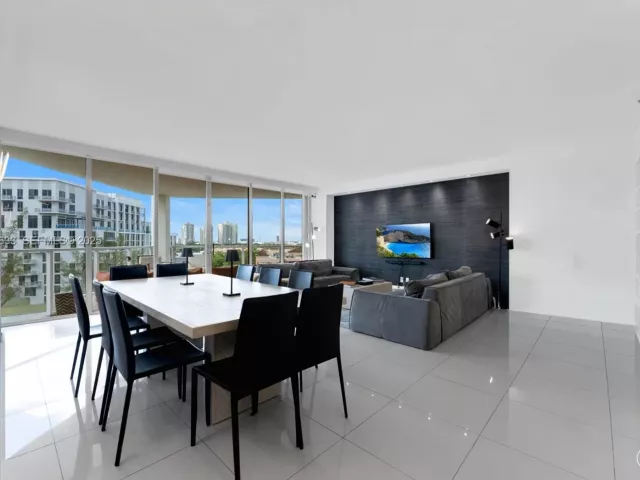 4-bedroom condo for sale in Aventura - 19500 Turnberry Way 7D - MondialRealty