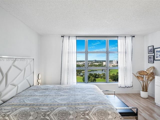 3-bedroom condo for rent in Aventura - 3400 NE 192nd St 1808 - MondialRealty