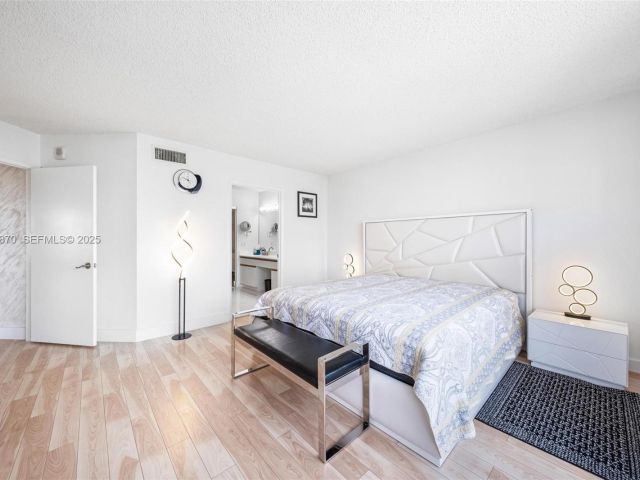 3-bedroom condo for rent in Aventura - 3400 NE 192nd St 1808 - MondialRealty