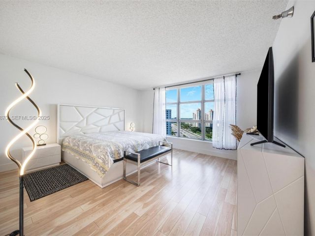 3-bedroom condo for rent in Aventura - 3400 NE 192nd St 1808 - MondialRealty