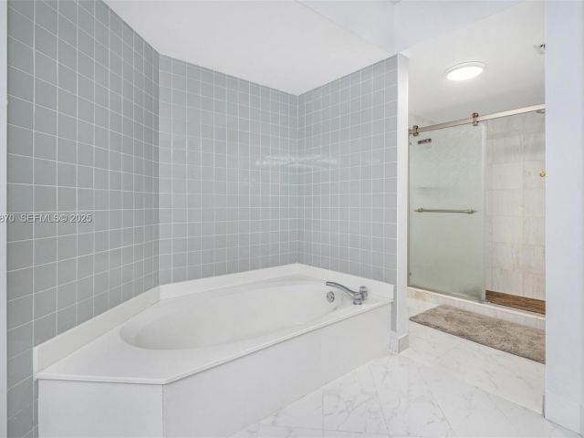 3-bedroom condo for rent in Aventura - 3400 NE 192nd St 1808 - MondialRealty