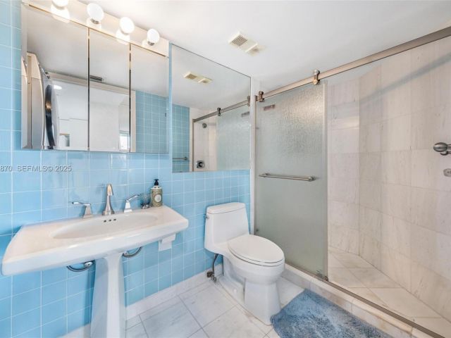 3-bedroom condo for rent in Aventura - 3400 NE 192nd St 1808 - MondialRealty