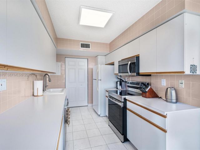 3-bedroom condo for rent in Aventura - 3400 NE 192nd St 1808 - MondialRealty