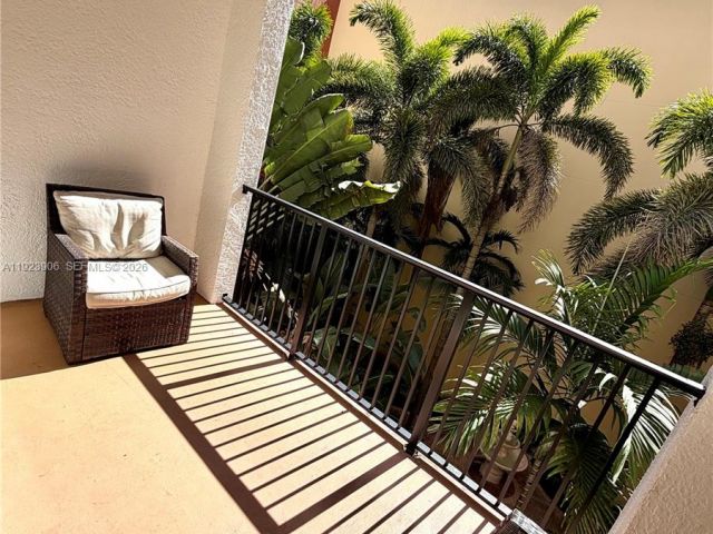 1-bedroom condo for sale in Sunny Isles Beach - 17150 N Bay Rd 2419 - MondialRealty