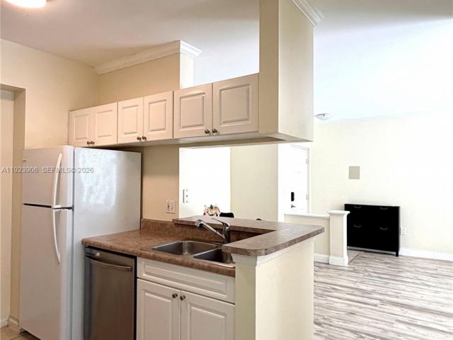 1-bedroom condo for sale in Sunny Isles Beach - 17150 N Bay Rd 2419 - MondialRealty