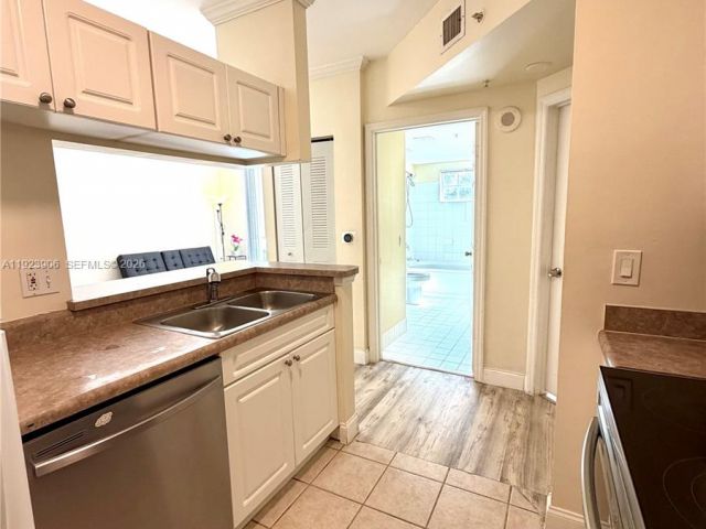1-bedroom condo for sale in Sunny Isles Beach - 17150 N Bay Rd 2419 - MondialRealty