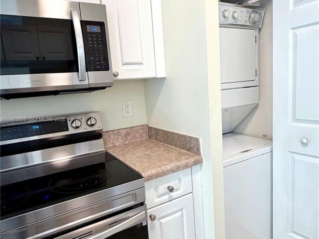1-bedroom condo for sale in Sunny Isles Beach - 17150 N Bay Rd 2419 - MondialRealty