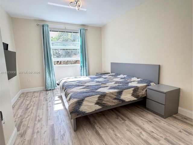 1-bedroom condo for sale in Sunny Isles Beach - 17150 N Bay Rd 2419 - MondialRealty