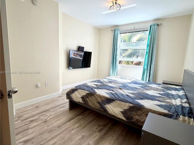 1-bedroom condo for sale in Sunny Isles Beach - 17150 N Bay Rd 2419 - MondialRealty