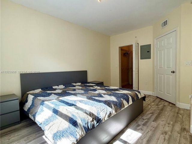 1-bedroom condo for sale in Sunny Isles Beach - 17150 N Bay Rd 2419 - MondialRealty