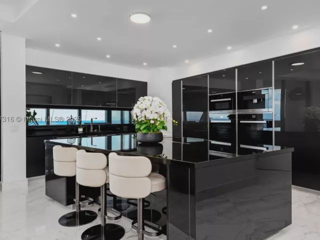 4-bedroom condo for sale in Sunny Isles Beach - 18555 Collins Ave 5501 - MondialRealty