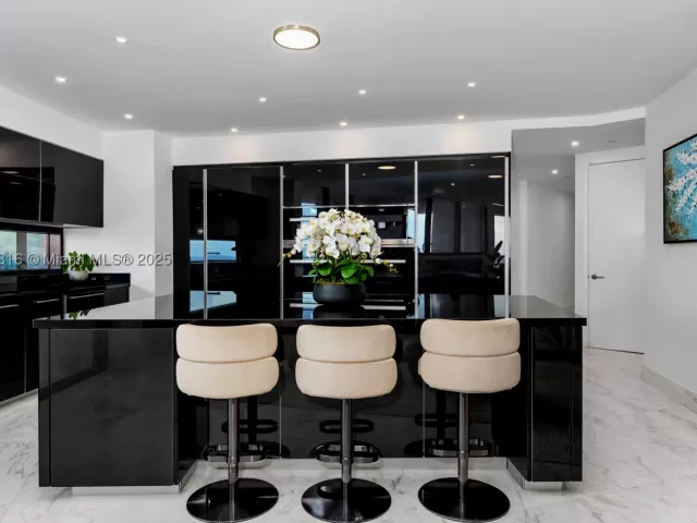 4-bedroom condo for sale in Sunny Isles Beach - 18555 Collins Ave 5501 - MondialRealty