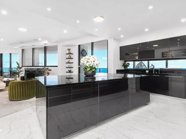 4-bedroom condo for sale in Sunny Isles Beach - 18555 Collins Ave 5501 - MondialRealty