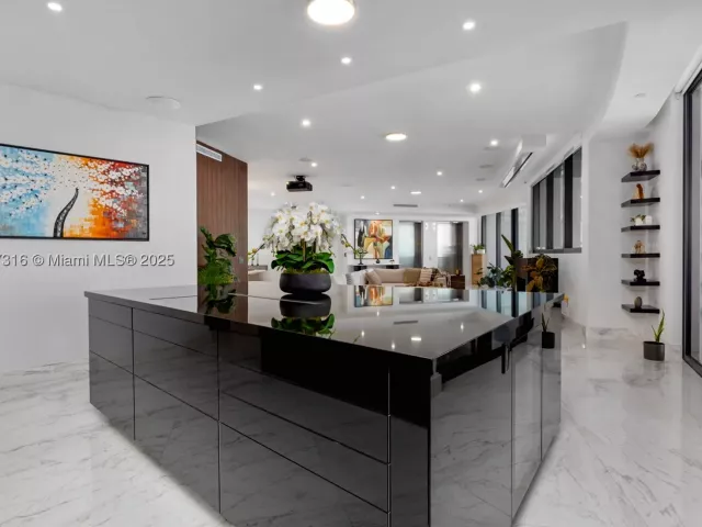 4-bedroom condo for sale in Sunny Isles Beach - 18555 Collins Ave 5501 - MondialRealty
