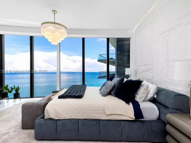 4-bedroom condo for sale in Sunny Isles Beach - 18555 Collins Ave 5501 - MondialRealty