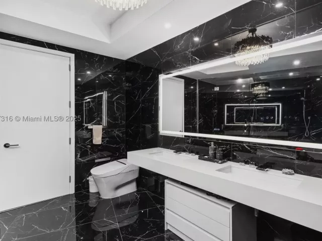 4-bedroom condo for sale in Sunny Isles Beach - 18555 Collins Ave 5501 - MondialRealty