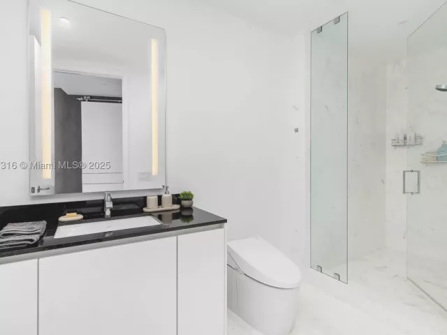4-bedroom condo for sale in Sunny Isles Beach - 18555 Collins Ave 5501 - MondialRealty