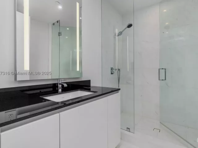 4-bedroom condo for sale in Sunny Isles Beach - 18555 Collins Ave 5501 - MondialRealty