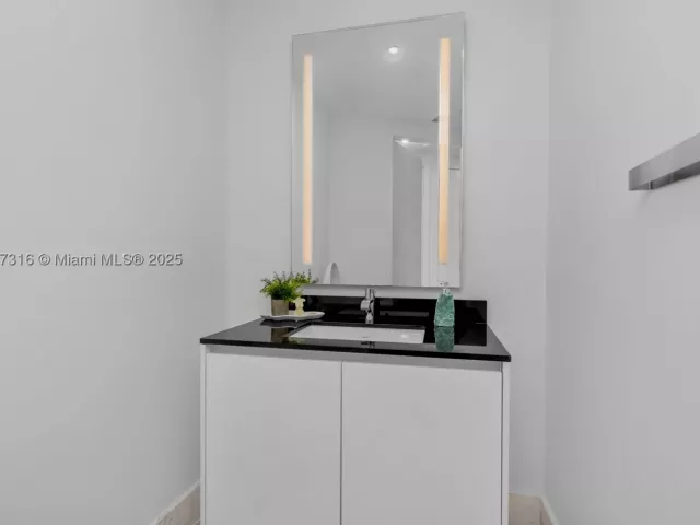 4-bedroom condo for sale in Sunny Isles Beach - 18555 Collins Ave 5501 - MondialRealty