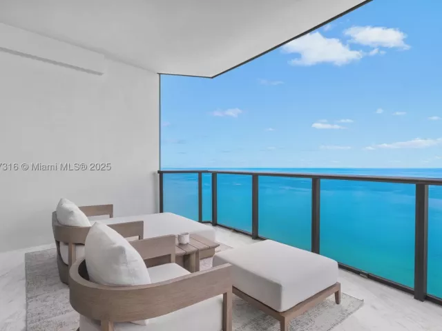 4-bedroom condo for sale in Sunny Isles Beach - 18555 Collins Ave 5501 - MondialRealty