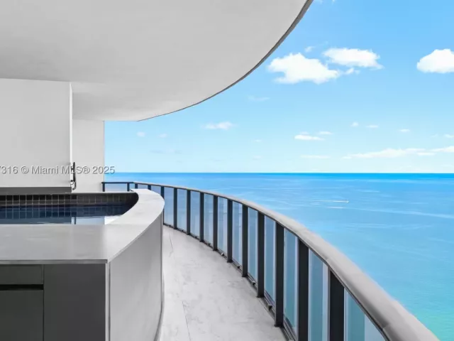 4-bedroom condo for sale in Sunny Isles Beach - 18555 Collins Ave 5501 - MondialRealty