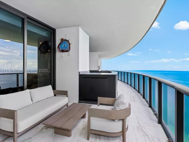 4-bedroom condo for sale in Sunny Isles Beach - 18555 Collins Ave 5501 - MondialRealty