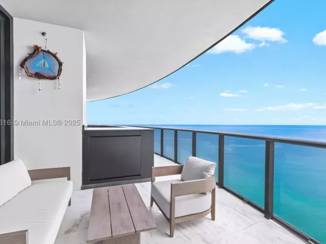 4-bedroom condo for sale in Sunny Isles Beach - 18555 Collins Ave 5501 - MondialRealty