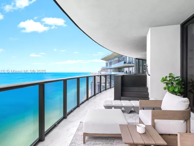 4-bedroom condo for sale in Sunny Isles Beach - 18555 Collins Ave 5501 - MondialRealty